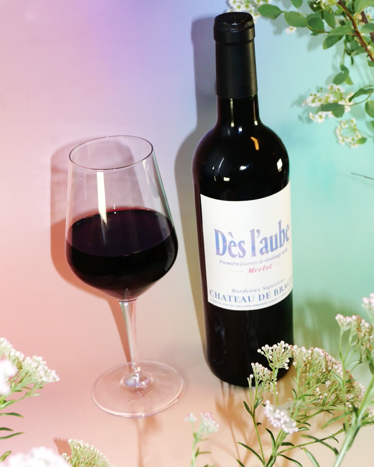 Bouteille Dès l'aube et verre de vin
