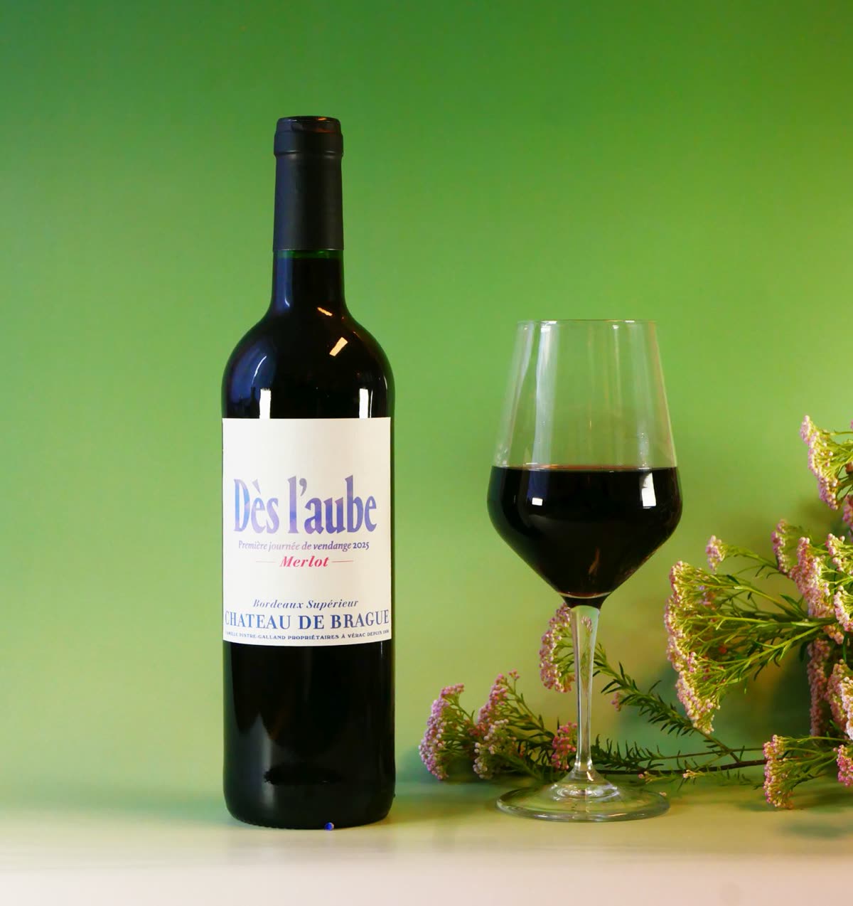 Bouteille Dès l'aube dans un écrin végétal